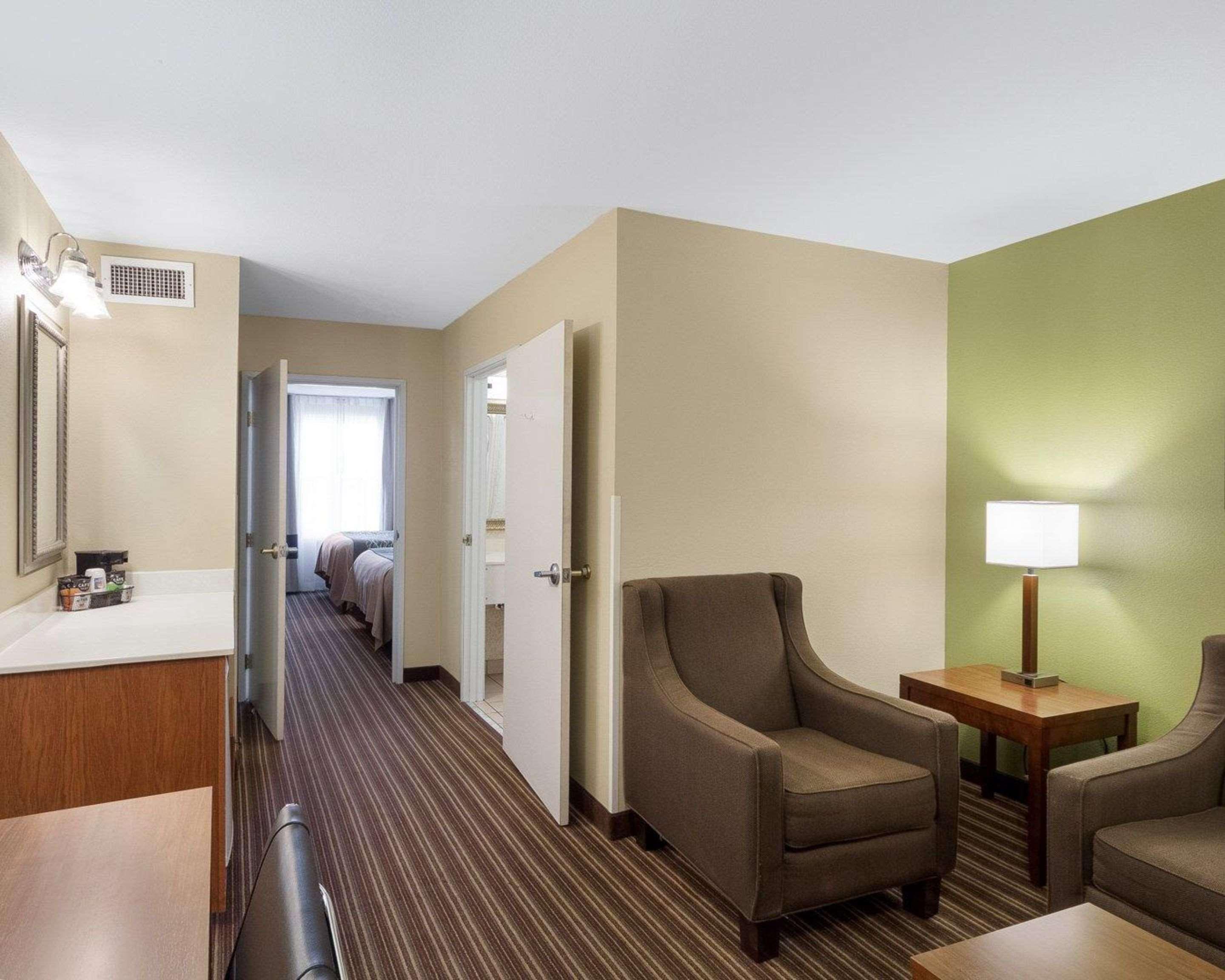 Comfort Inn & Suites Fayetteville-University Area Ngoại thất bức ảnh