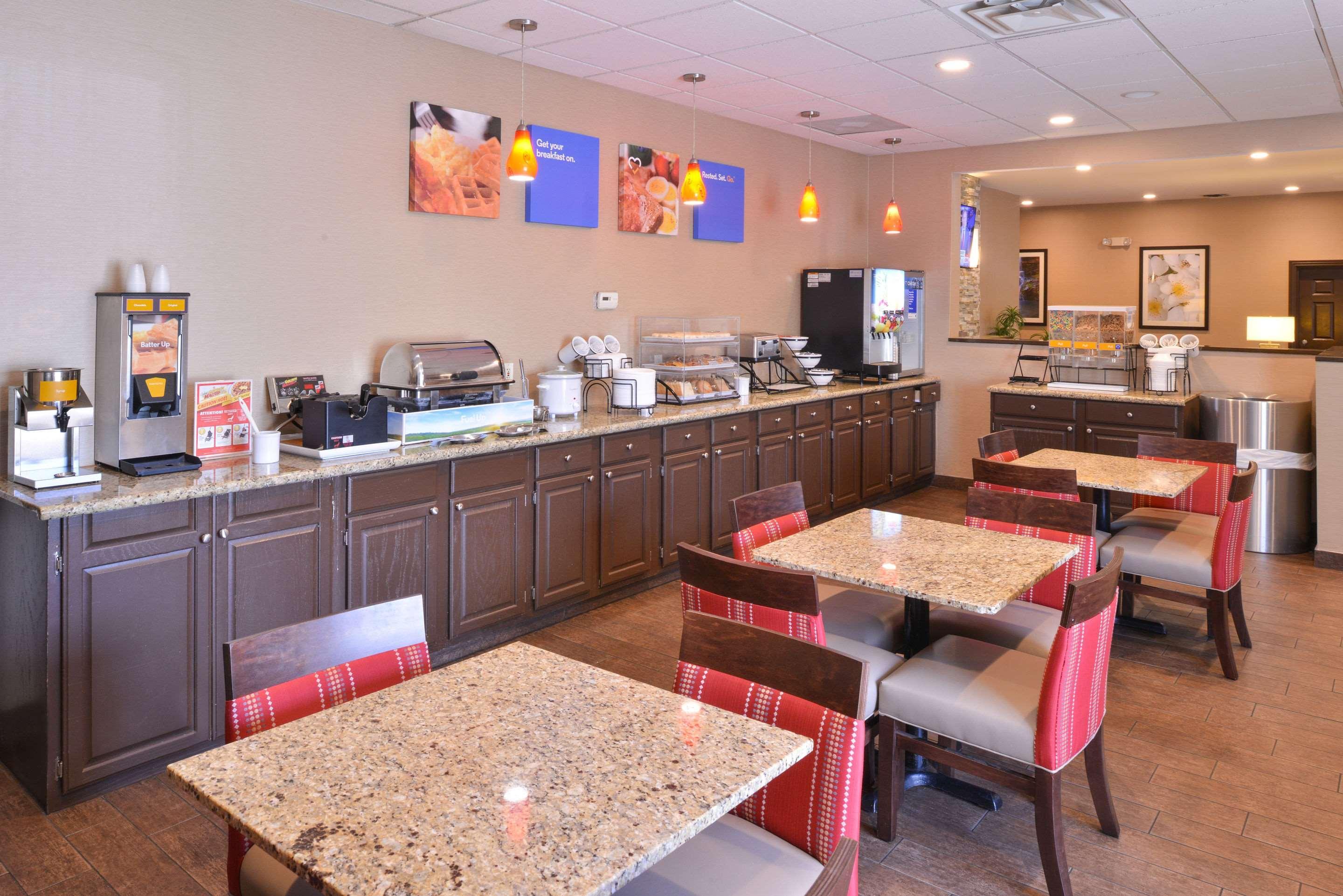 Comfort Inn & Suites Fayetteville-University Area Ngoại thất bức ảnh