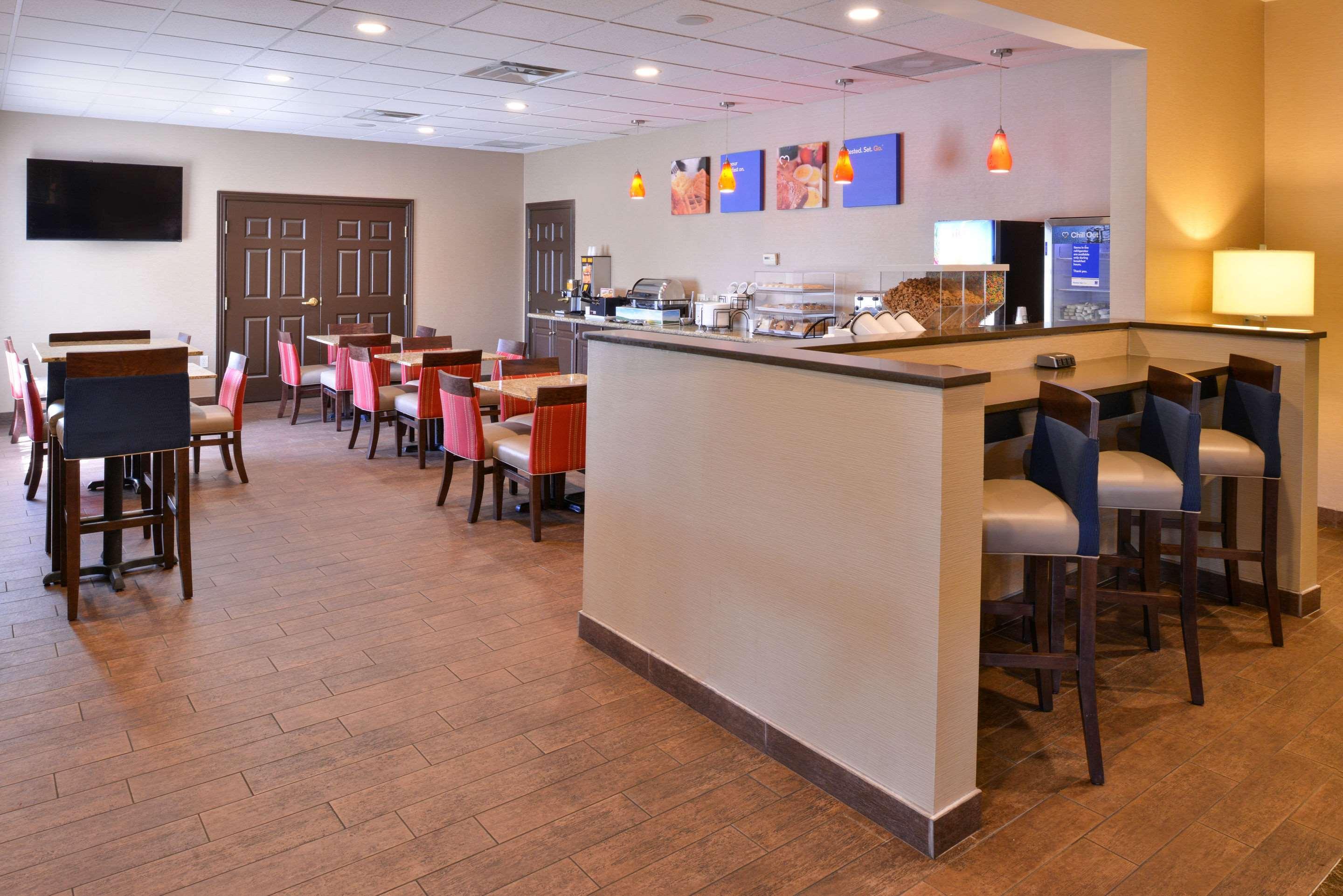 Comfort Inn & Suites Fayetteville-University Area Ngoại thất bức ảnh