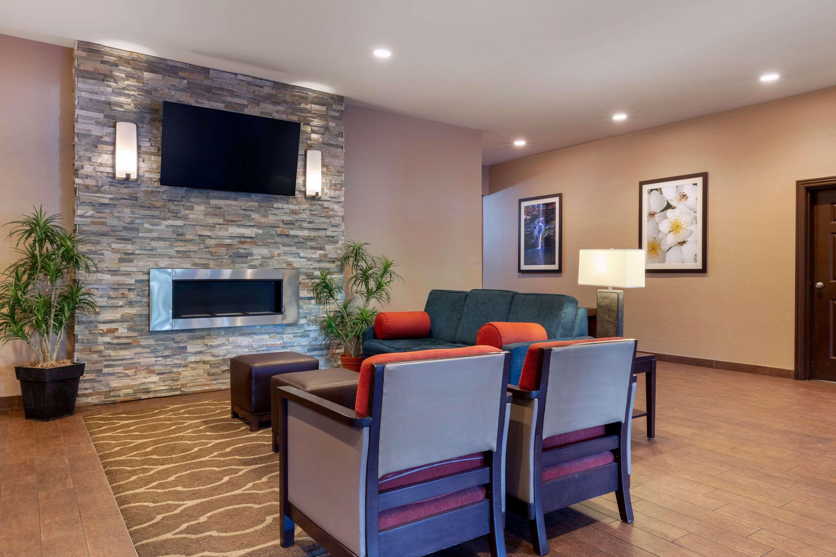 Comfort Inn & Suites Fayetteville-University Area Ngoại thất bức ảnh