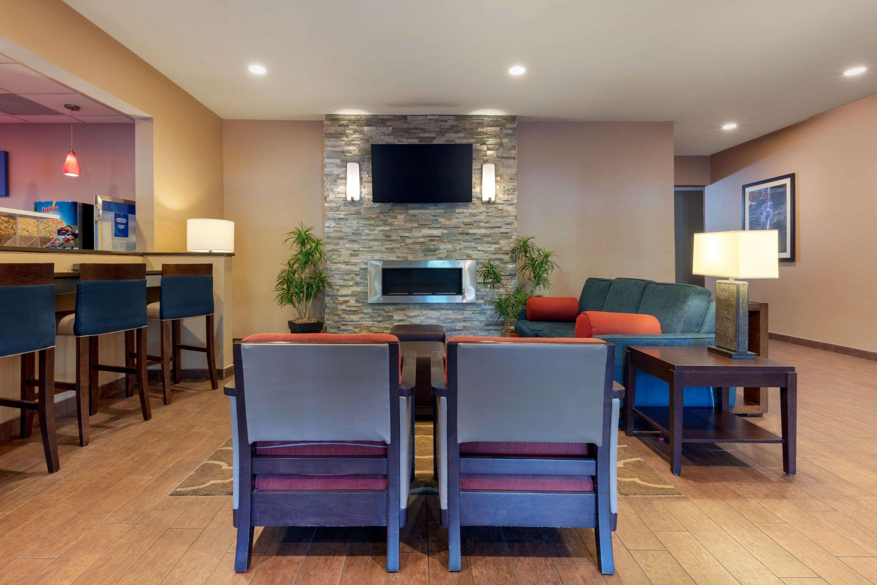 Comfort Inn & Suites Fayetteville-University Area Ngoại thất bức ảnh